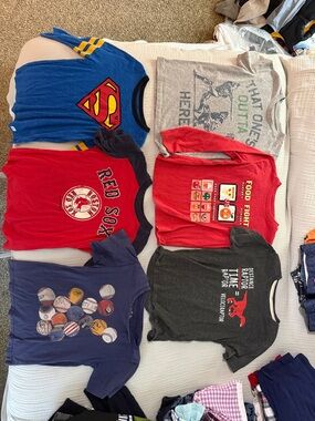 Six boys short sleeve long sleeve sheet T-shirts size 4 and 4/5.
T-shirt Lot